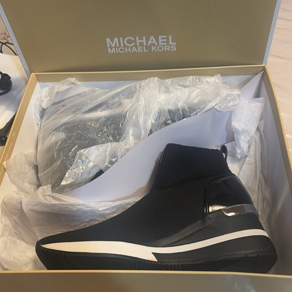 MICHAEL KORS SKYLER BOOTIE - Picture 2 of 11